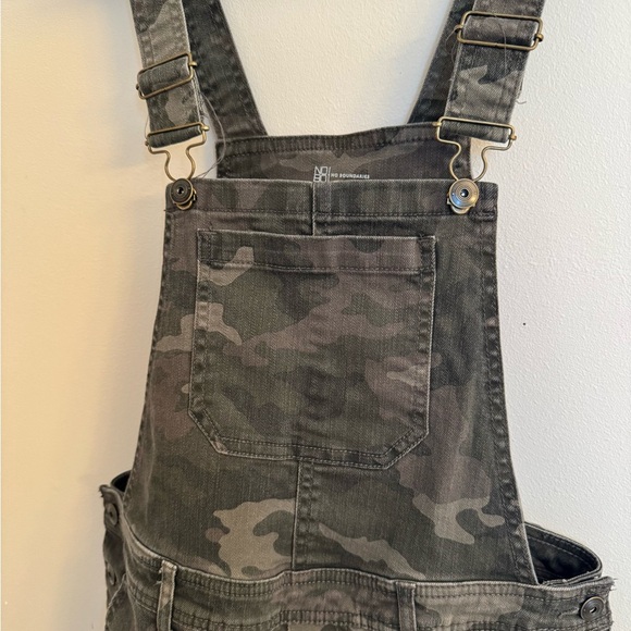No Boundaries Women’s Camouflage Destructed Overalls Size Large - Picture 4 of 6